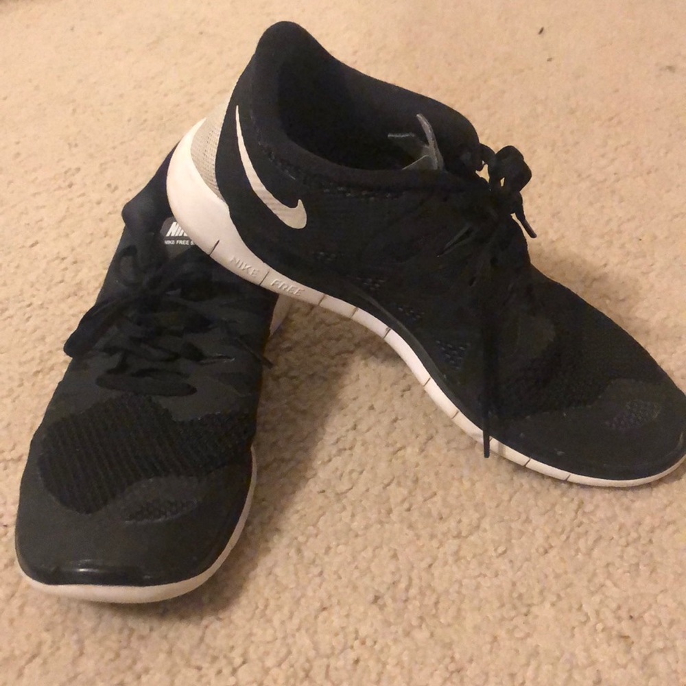 Black and white Nike Free5.0